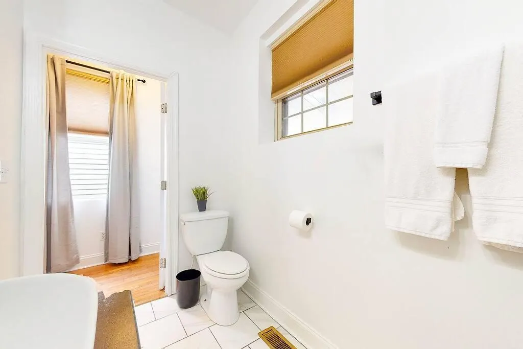 Private Home-Backyard-Parking Near Nulu Downtown Louisville Holiday home